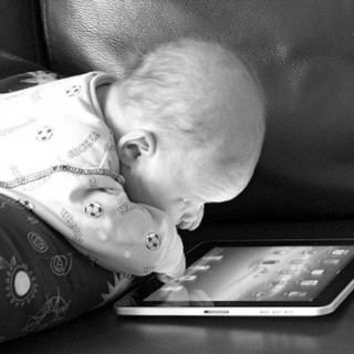 Mal di schiena bambini: tutta colpa di tablet e smartphone. Allarme in Uk