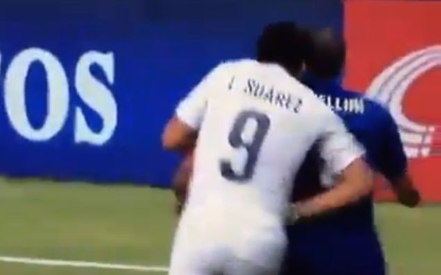 Suarez morde Chiellini: ora è arrivato il momento di mordere Suarez, scopri come Suarez morde Chiellini: ora è arrivato il momento di mordere Suarez, scopri come