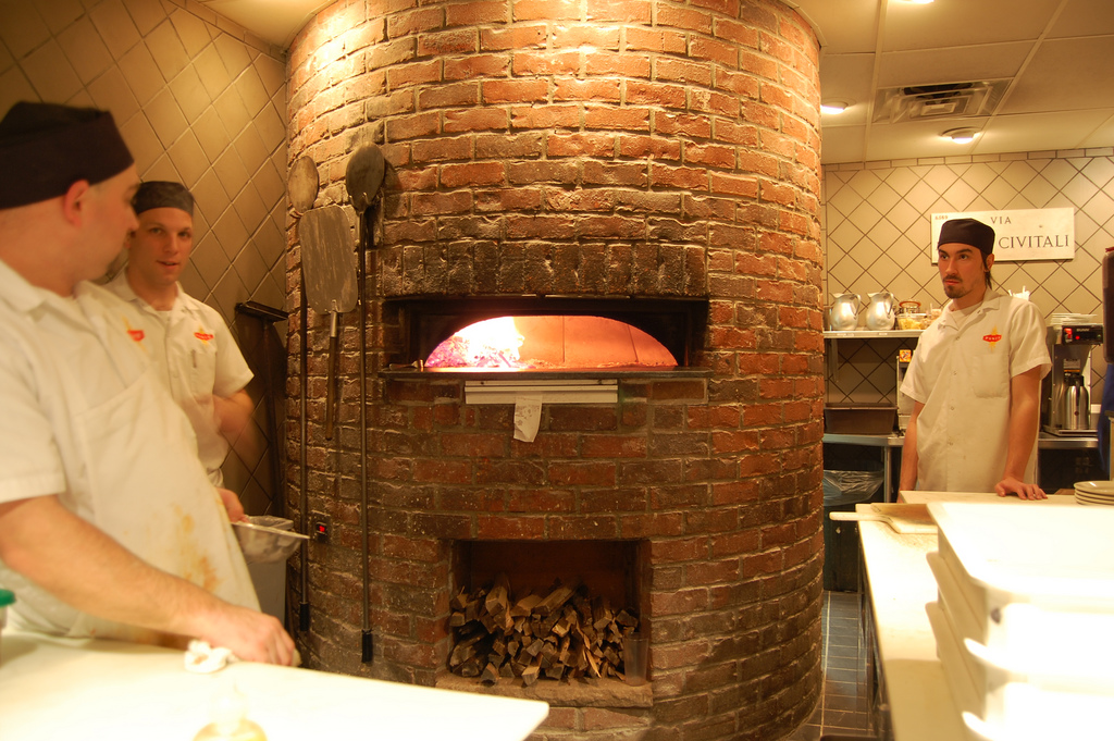 Pizza con Kamut: rivisitazione di un classico della tradizione culinaria italiana Pizza con Kamut: rivisitazione di un classico della tradizione culinaria italiana
