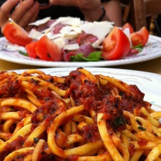 Spaghetti alla chitarra con pomodorini, pinoli e uvetta in 15 minuti