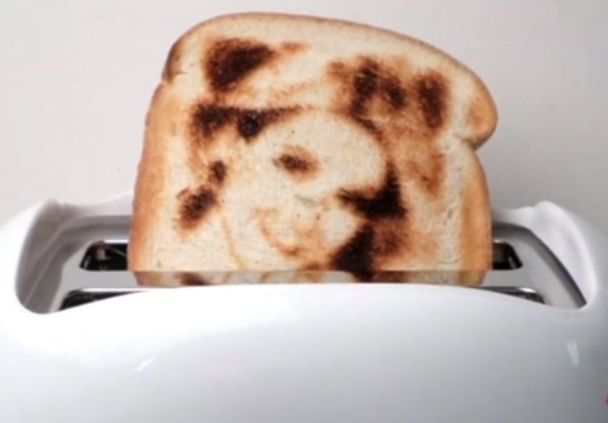 Tostapane del futuro: l'unico che ti prepara un selfie a colazione Tostapane del futuro: l'unico che ti prepara un selfie a colazione