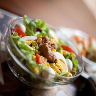 Insalata di melanzane, funghi e mozzarella: un secondo last minute