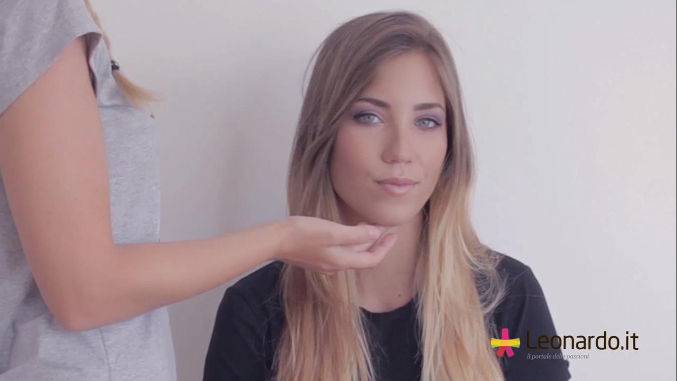 Trucco viola occhi: il tutorial per applicare al meglio l'ombretto Trucco viola occhi: il tutorial per applicare al meglio l'ombretto