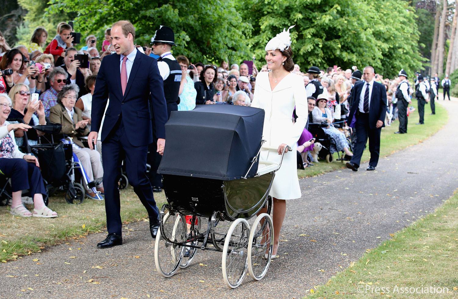 Kate Middleton in McQueen al battesimo di Charlotte Kate Middleton in McQueen al battesimo di Charlotte