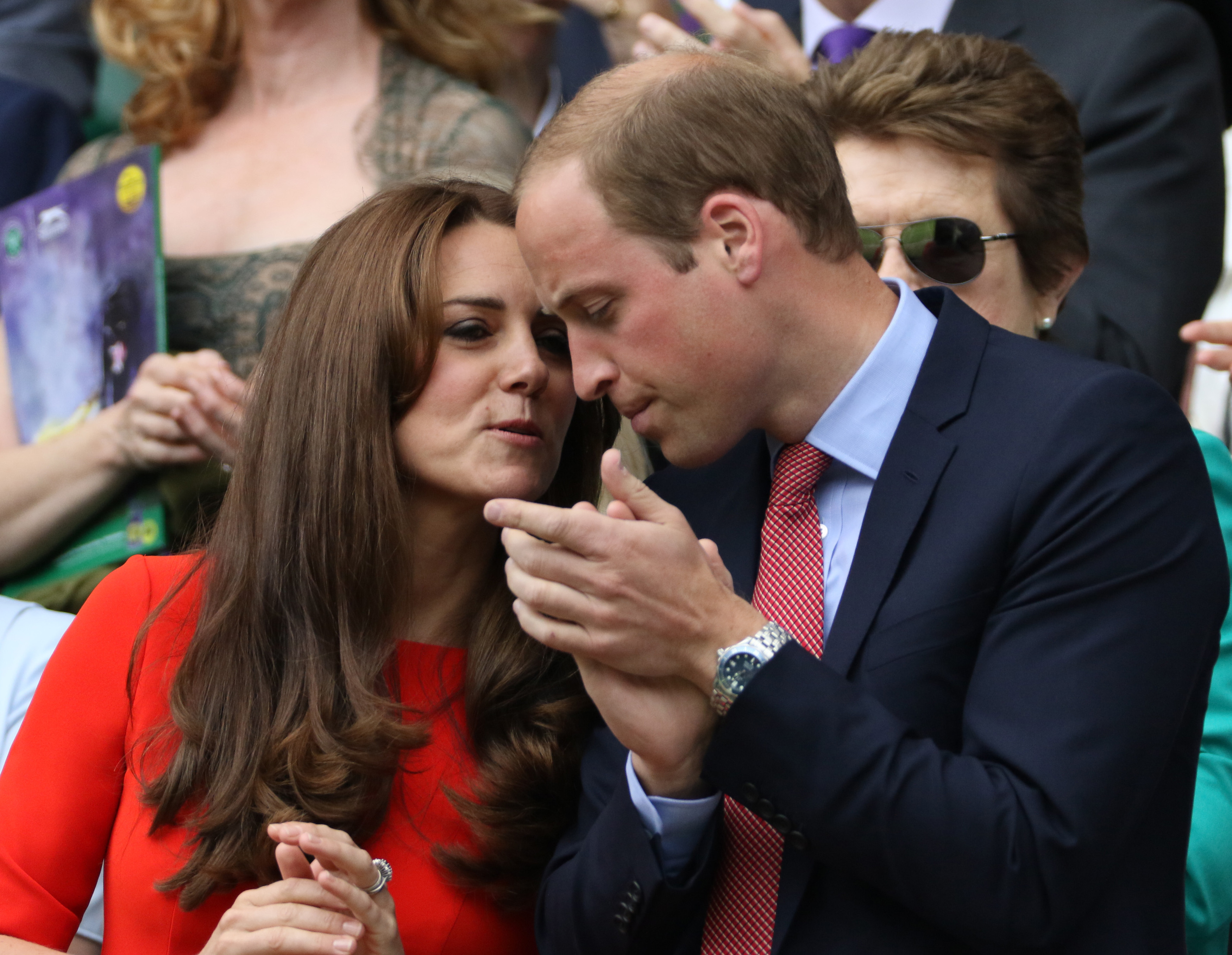 Kate Middleton e William a Wimbledon stupiscono in rosso Kate Middleton e William a Wimbledon stupiscono in rosso
