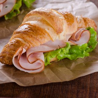 Come si fa la ricetta dei Cornetti salati senza uova e idee per la farcitura
