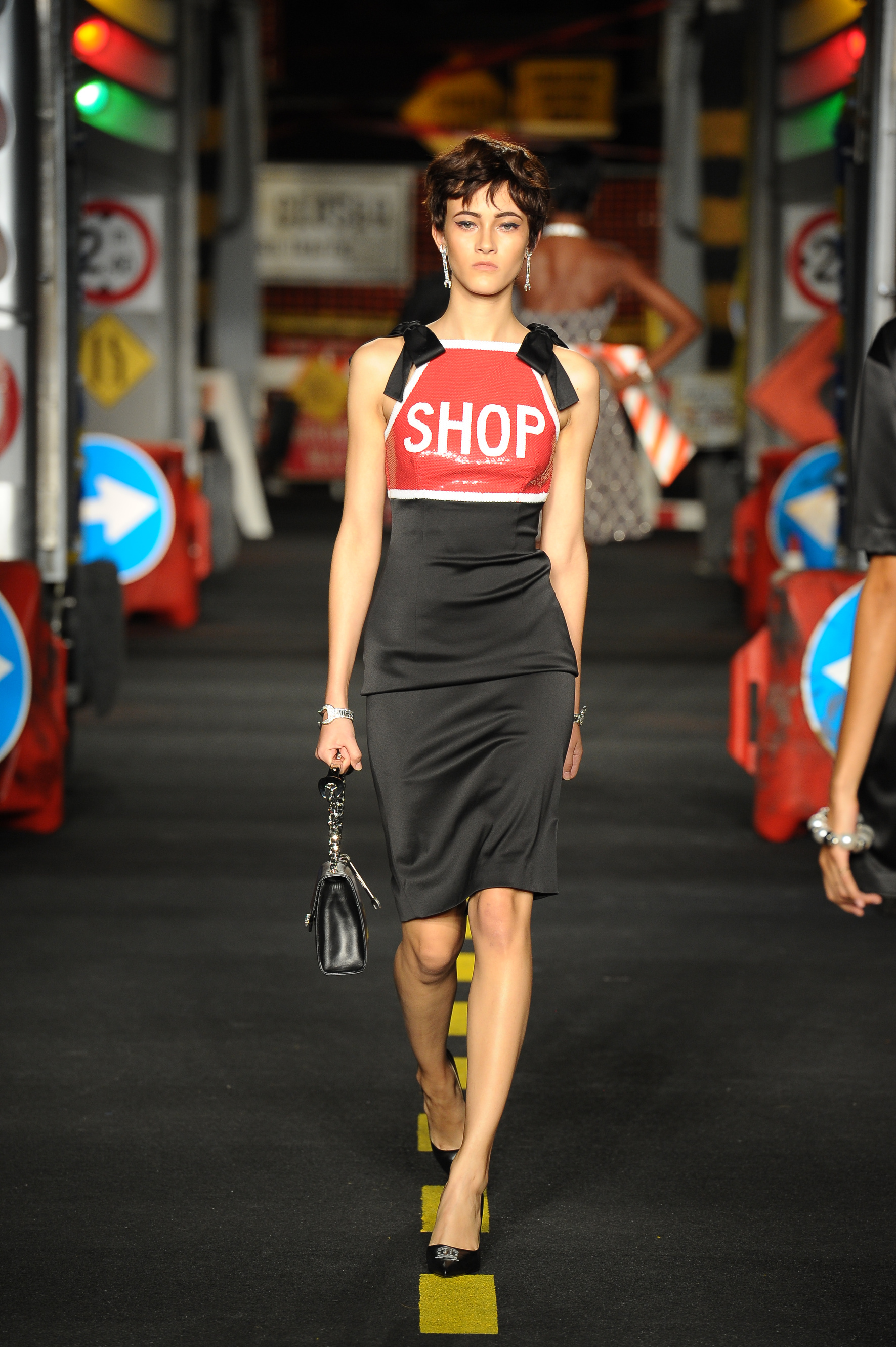 Moschino show: la moda è un cantiere Moschino show: la moda è un cantiere