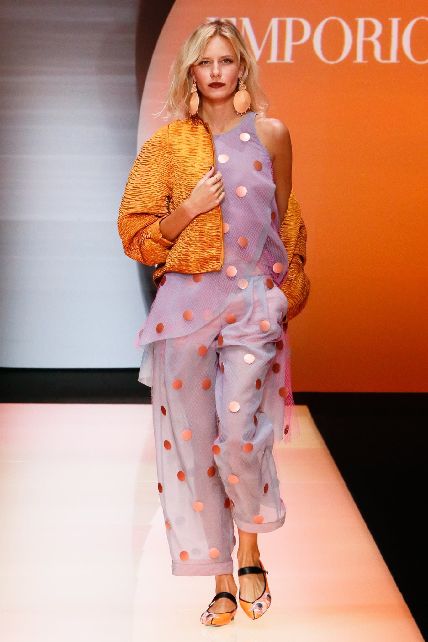 Emporio Armani: la donna grintosa veste di rosa Emporio Armani: la donna grintosa veste di rosa