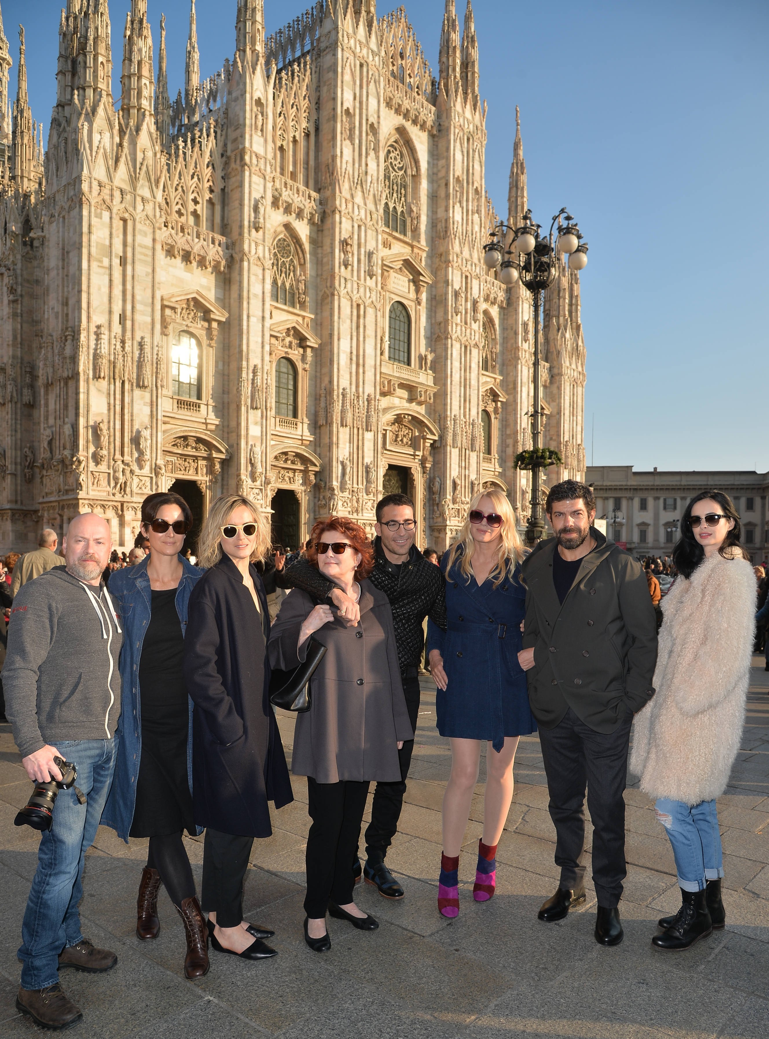 Favino e Daryl Hannah per Netflix in giro per Milano Favino e Daryl Hannah per Netflix in giro per Milano