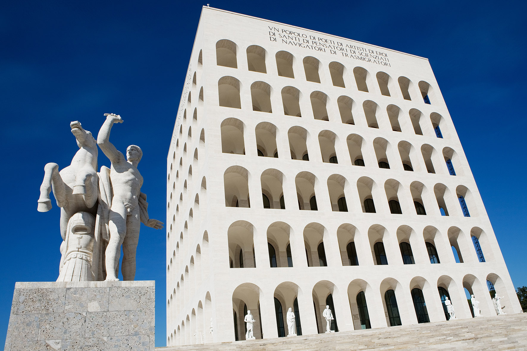 Fendi: con una mostra apre la nuova sede romana all'Eur Fendi: con una mostra apre la nuova sede romana all'Eur