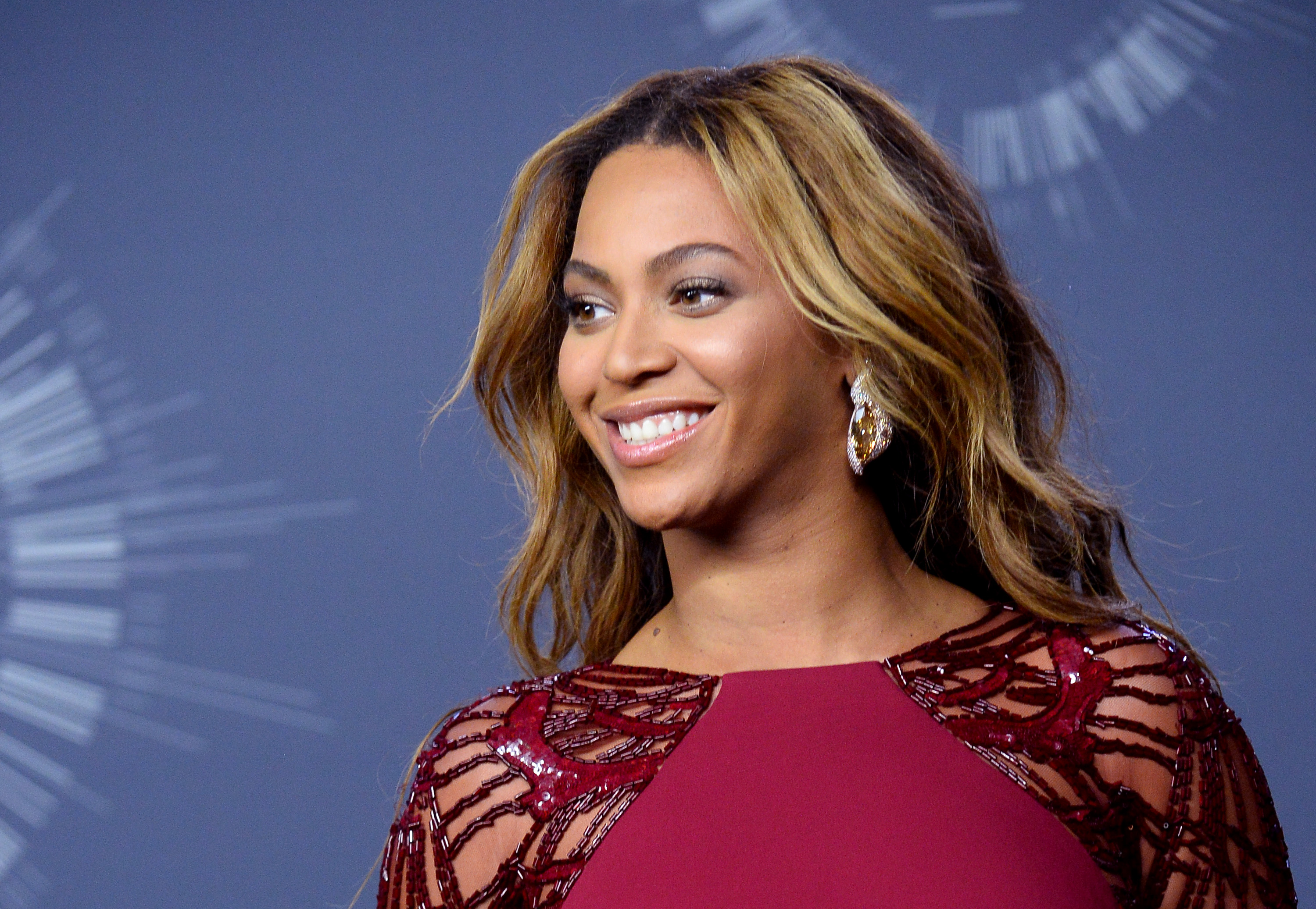 Beyoncé cambia look e sceglie il biondo platino Beyoncé cambia look e sceglie il biondo platino