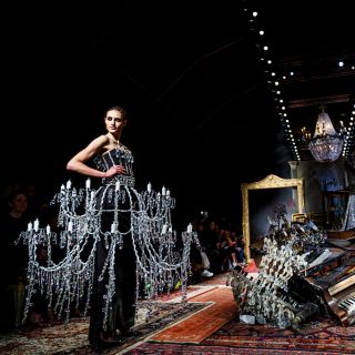 Moschino show: moda in fiamme e abiti lampadario