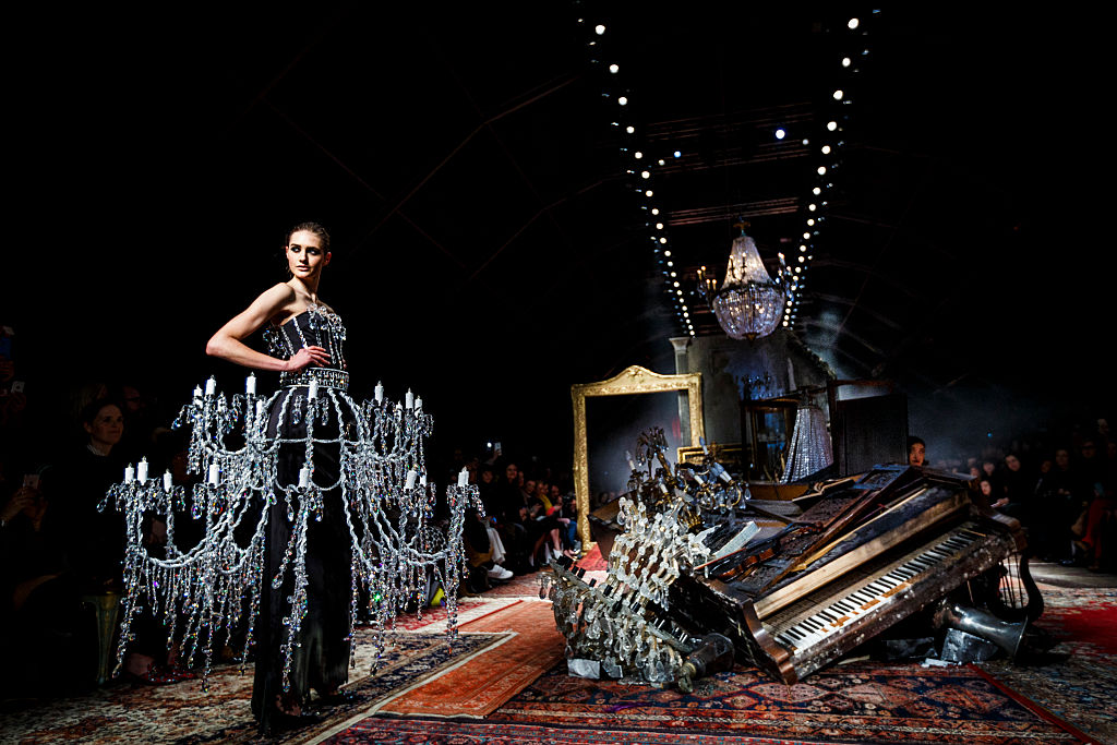 Moschino show: moda in fiamme e abiti lampadario Moschino show: moda in fiamme e abiti lampadario