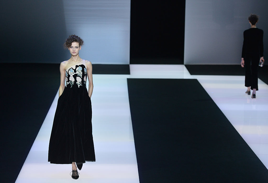 Giorgio Armani sceglie il nero e il velluto Giorgio Armani sceglie il nero e il velluto