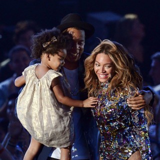 Blue Ivy si diverte con i trucchi di mamma Beyoncé
