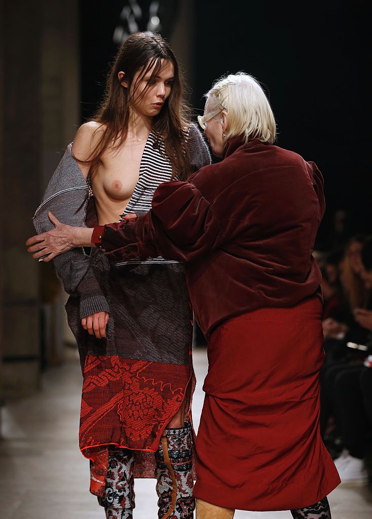 Vivienne Westwood in passerella per riparare l'abito Vivienne Westwood in passerella per riparare l'abito
