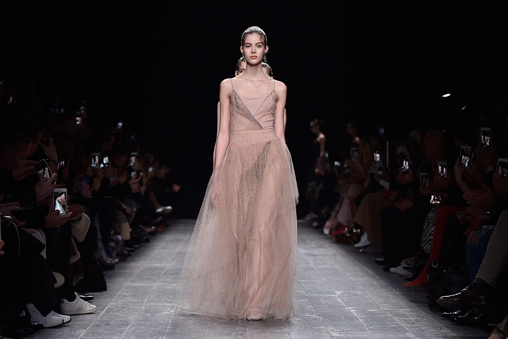 Valentino porta in passerella la donna étoile Valentino porta in passerella la donna étoile