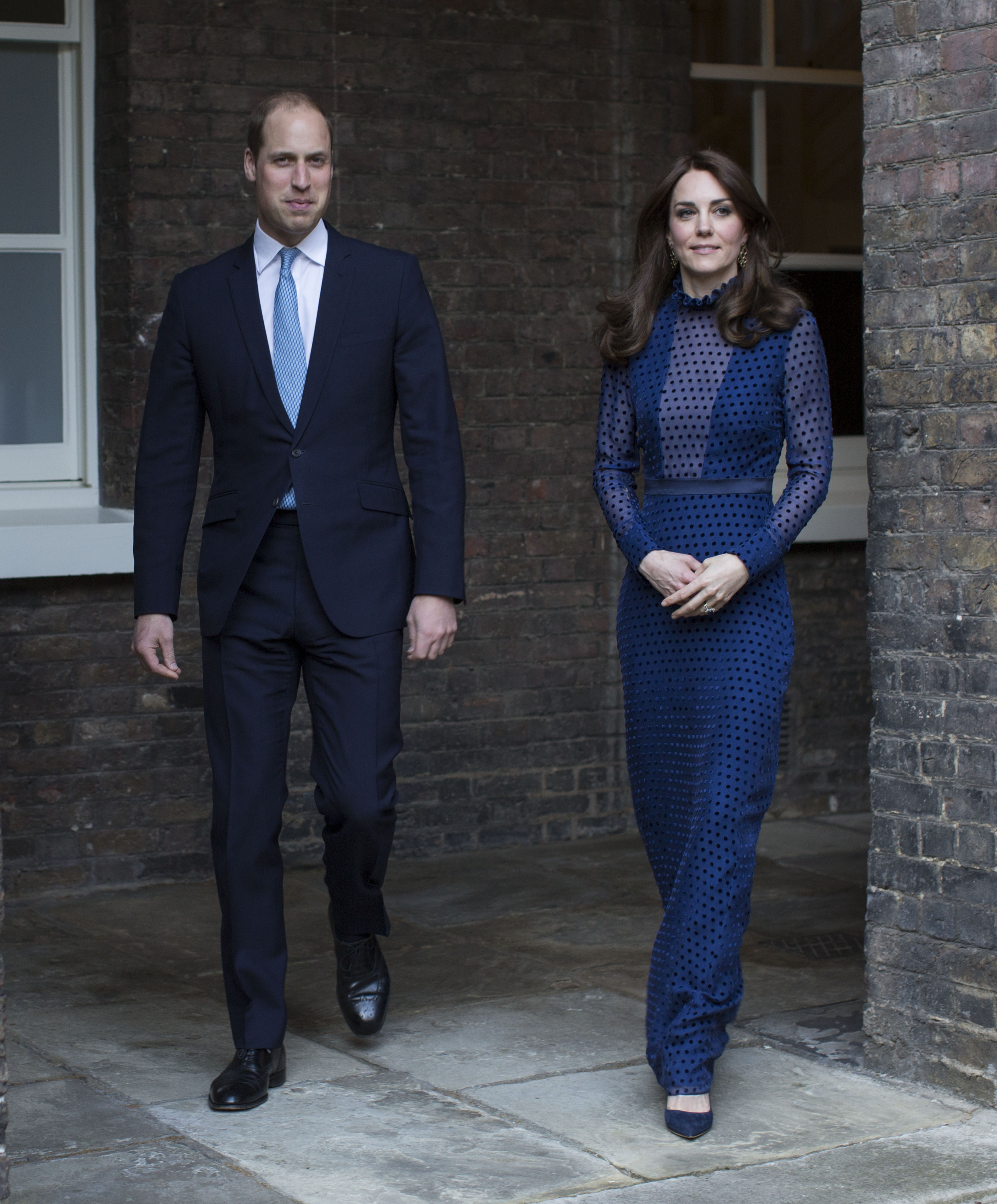 Kate Middleton stupisce con un abito trasparente a pois Kate Middleton stupisce con un abito trasparente a pois