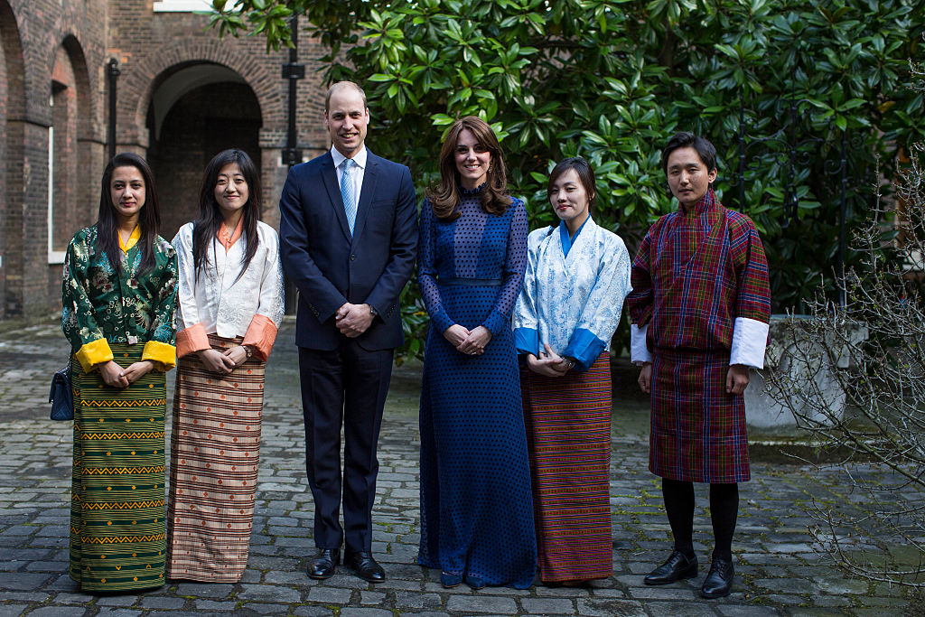 Kate Middleton con l'abito blu Saloni Kate Middleton con l'abito blu Saloni