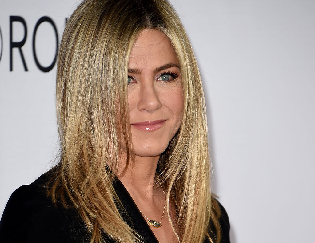 Jen Aniston e Julia Roberts: gambe in mostra sul red carpet Jen Aniston e Julia Roberts: gambe in mostra sul red carpet