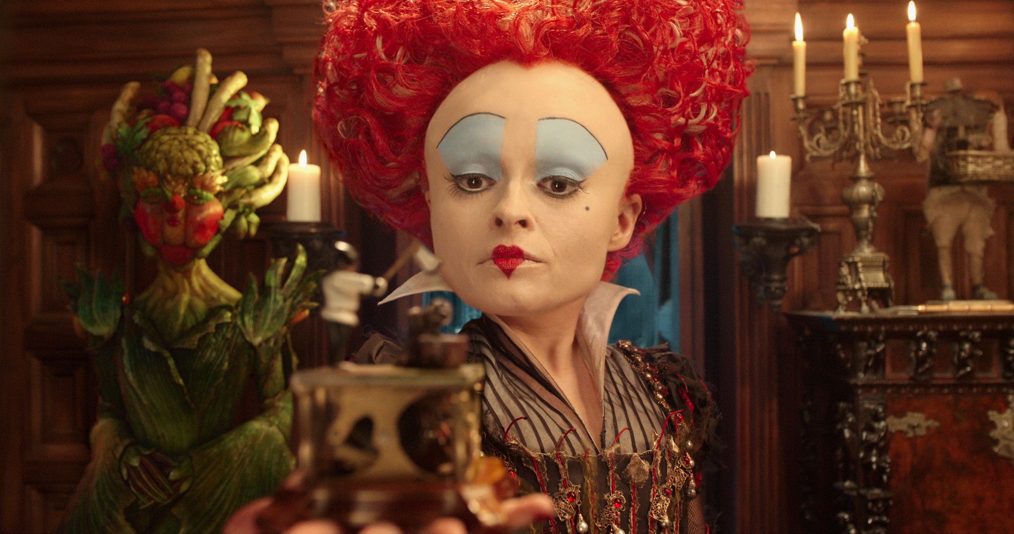 Alice attraverso lo specchio: la clip con la Regina Rossa Alice attraverso lo specchio: la clip con la Regina Rossa