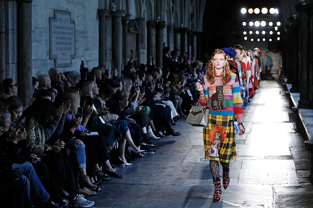 Gucci Cruise 2017: abiti, accessori e look della sfilata Gucci Cruise 2017: abiti, accessori e look della sfilata