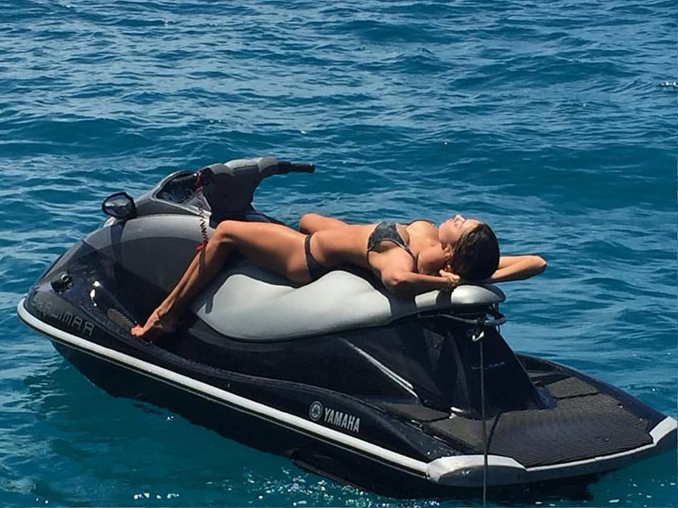 Belen Rodriguez in vacanza a Ibiza con la famiglia Belen Rodriguez in vacanza a Ibiza con la famiglia