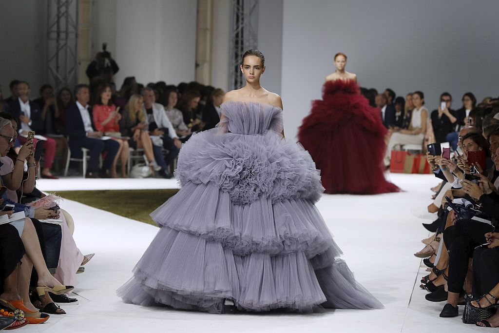 Giambattista Valli avvolge la donna in nuvole di tulle Giambattista Valli avvolge la donna in nuvole di tulle