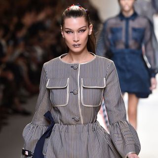 Leziosa e femminile: è la donna Fendi per la Primavera 2017