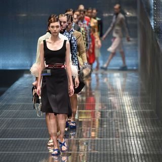 Colorata e androgina, la donna Prada sfila a Milano