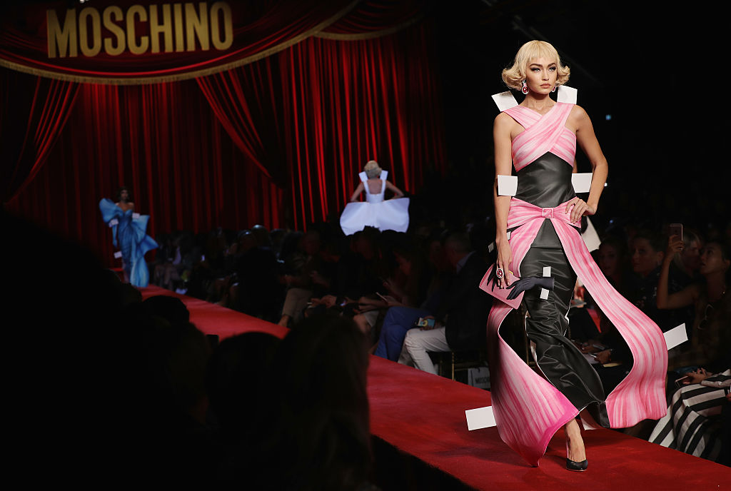 Moschino veste le sue bambole di carta Moschino veste le sue bambole di carta