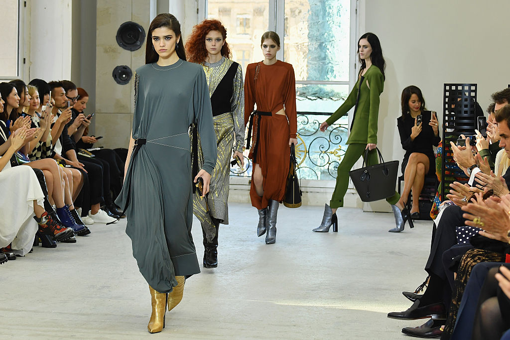 L'eleganza composta di Vuitton chiude la Paris Fashion Week L'eleganza composta di Vuitton chiude la Paris Fashion Week