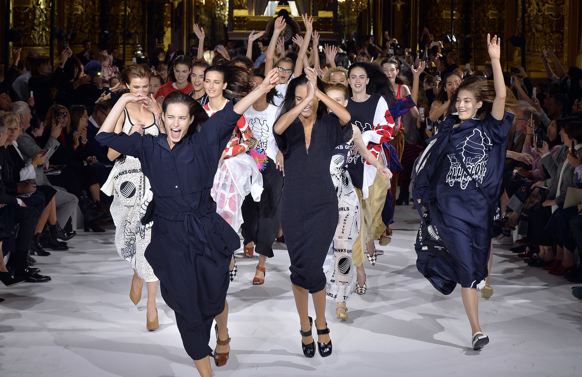 A Parigi sfila l'inno alla gioia di Stella McCartney A Parigi sfila l'inno alla gioia di Stella McCartney
