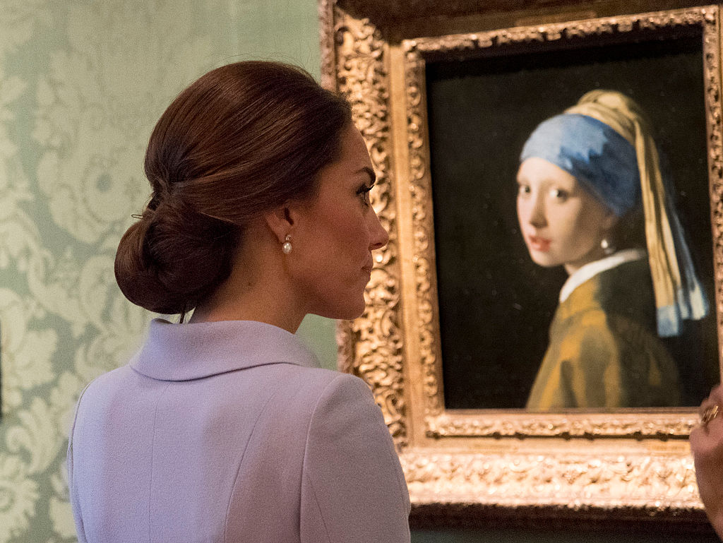 Kate Middleton come la ragazza con l'orecchino di perla Kate Middleton come la ragazza con l'orecchino di perla