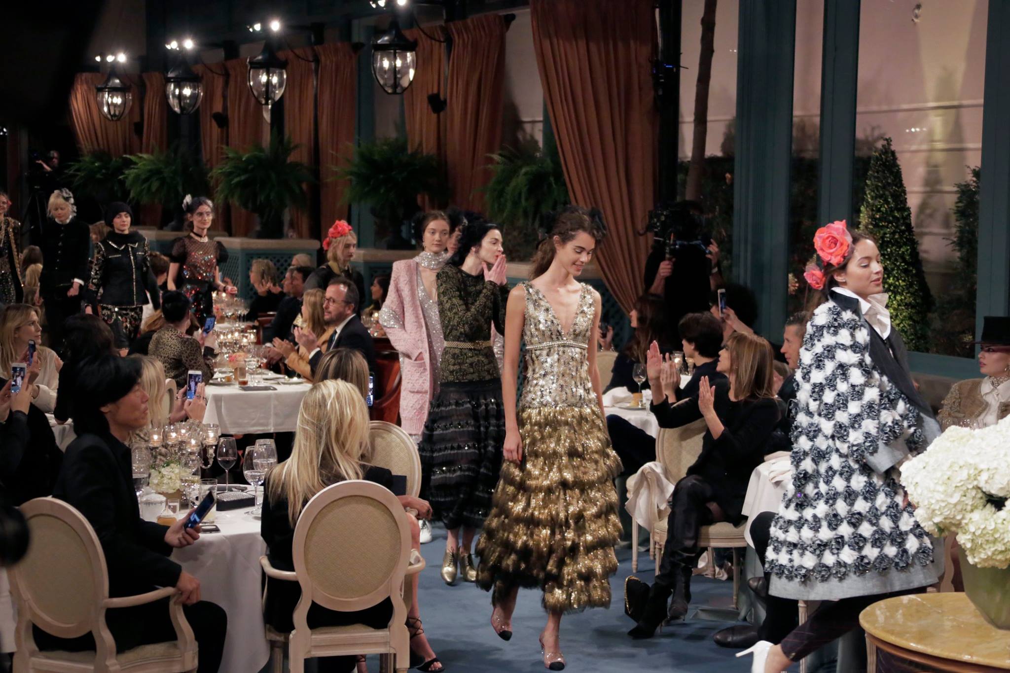 Chanel sfila al Ritz con la collezione Métiers d’Art Chanel sfila al Ritz con la collezione Métiers d’Art