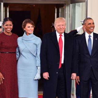 Melania Trump in celeste come Jacqueline Kennedy