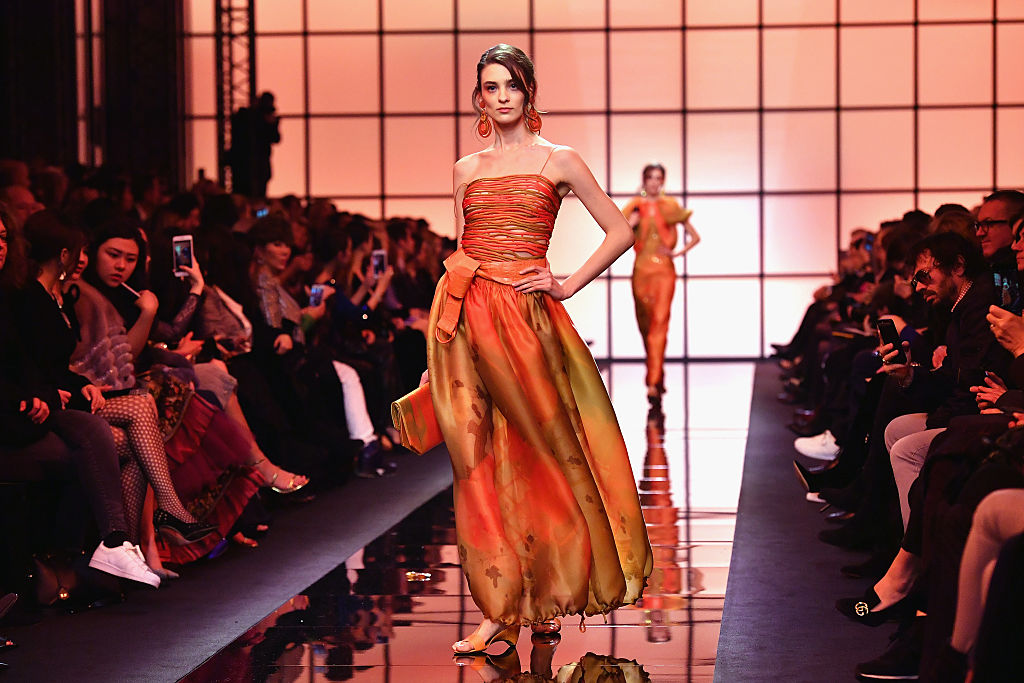 Variazioni in arancio per Giorgio Armani Privé Variazioni in arancio per Giorgio Armani Privé