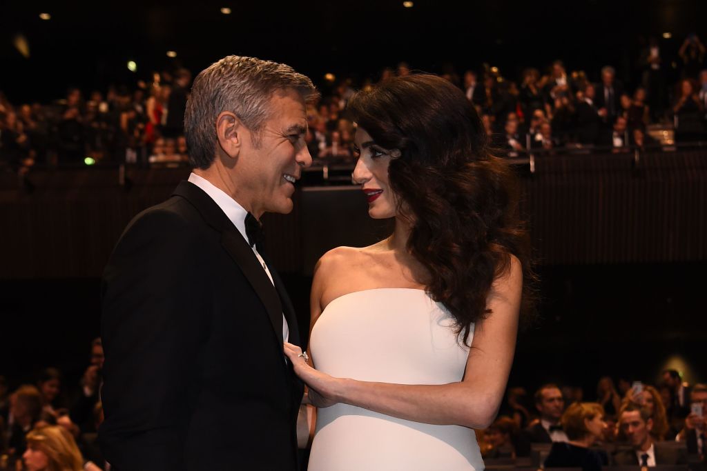 Amal Clooney mostra per la prima volta il pancione Amal Clooney mostra per la prima volta il pancione
