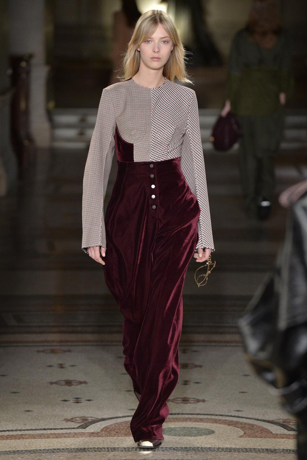 La sfilata british e sexy di Stella McCartney La sfilata british e sexy di Stella McCartney