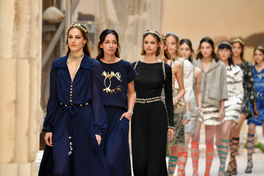 Antica Grecia in passerella per la collezione Cruise Chanel Antica Grecia in passerella per la collezione Cruise Chanel