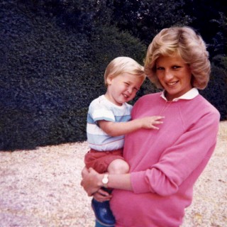 Lady Diana, le foto private con il Principe William e Harry