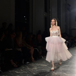 Romantica ed essenziale, ecco la donna di Fausto Puglisi