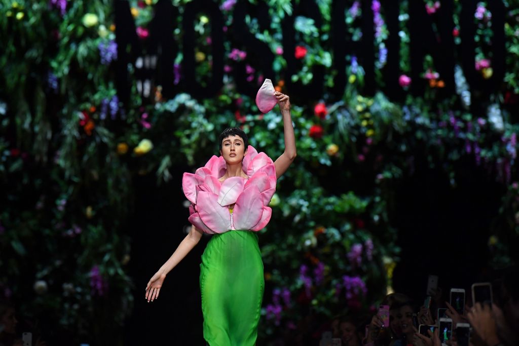La primavera nel giardino fatato di Moschino La primavera nel giardino fatato di Moschino