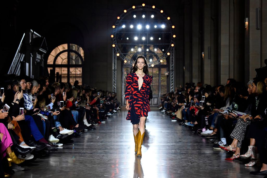Givenchy: il debutto di Clare Waight Keller Givenchy: il debutto di Clare Waight Keller