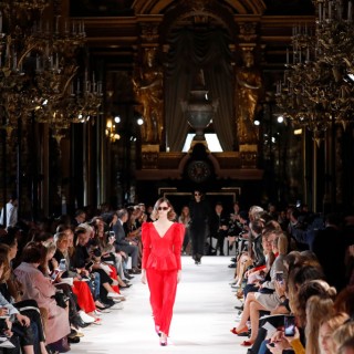 Stella McCartney sfila a Parigi all'insegna del riciclo