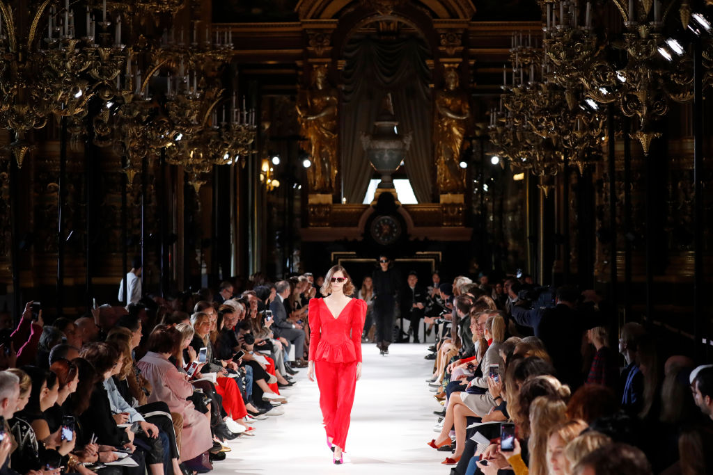 Stella McCartney sfila a Parigi all'insegna del riciclo Stella McCartney sfila a Parigi all'insegna del riciclo