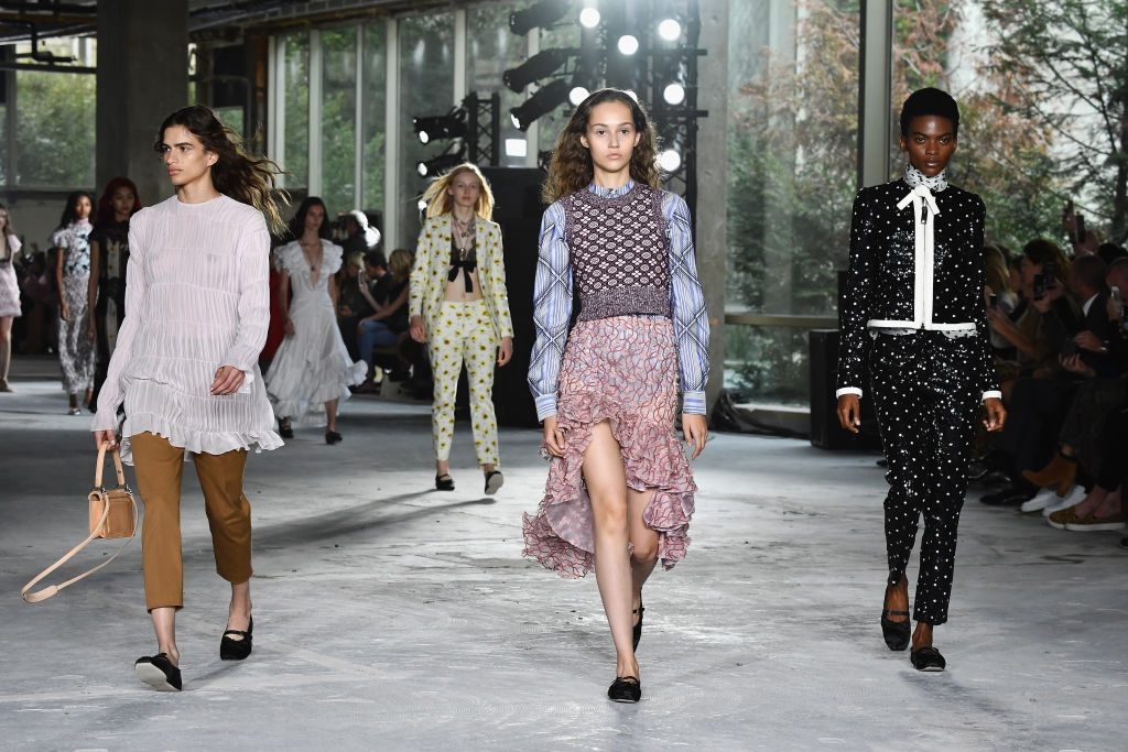 Divertente leggerezza in passerella con Giambattista Valli Divertente leggerezza in passerella con Giambattista Valli