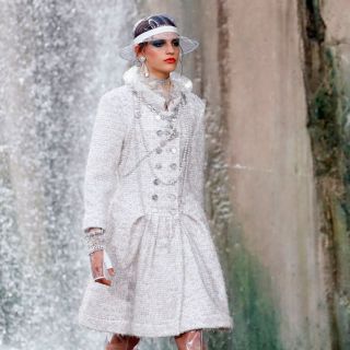 La donna Chanel sfila in pvc tra le cascate del fiume Verdon