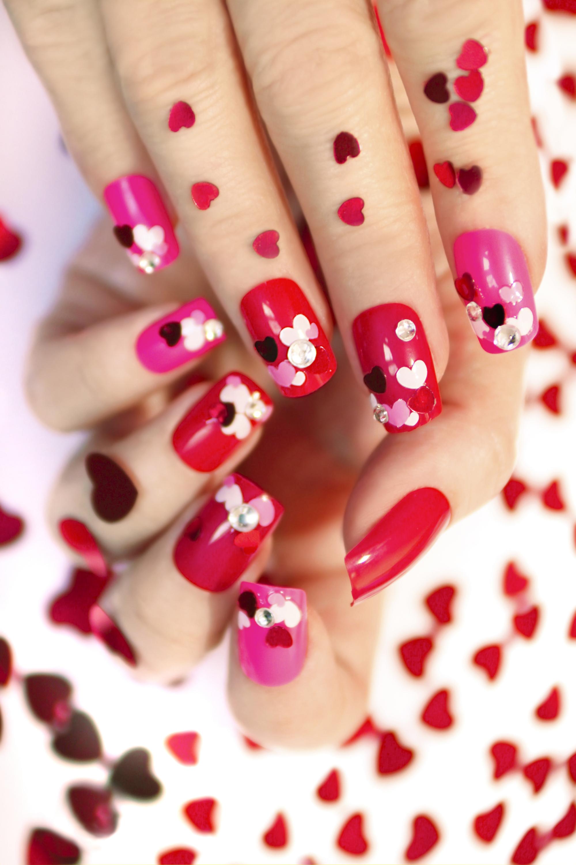 5 manicure per San Valentino 5 manicure per San Valentino