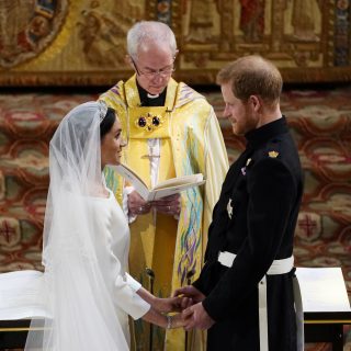 Perché il vestito da sposa di Meghan ha scioccato la Regina?